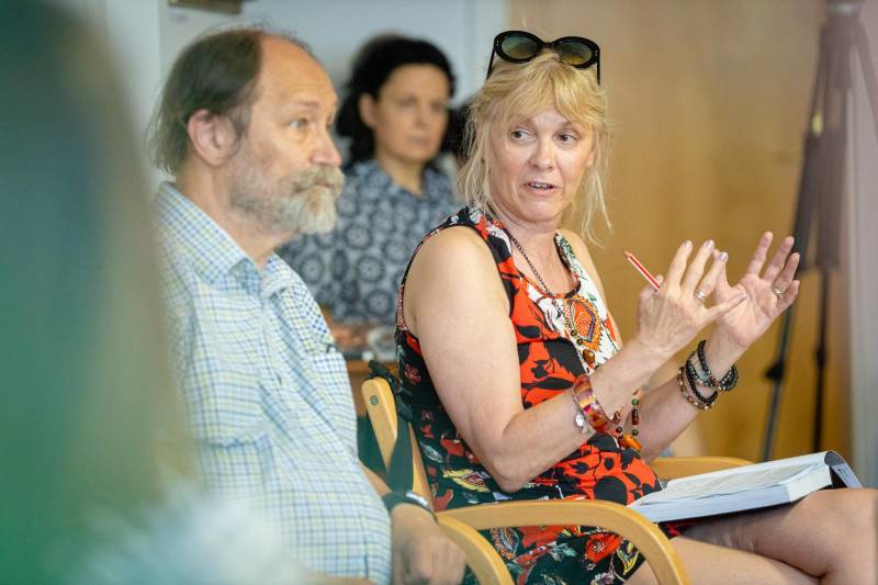 Dr. Mátay Mónika és a mellette ülő prof. dr. Csorba László is a kötet egyik nagy erősségének nevezte a több rétegű történetmesélést